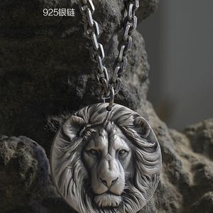 Collier avec pendentif personnalisé en plaqué or 18 ct rond et circulaire avec animal lion - Product Image 3