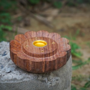 Quemador de Incienso de Madera Tallado a Mano de Primera Calidad con Diseño Floral |   Difusor de Aroma de Larga Duración Sin Alcohol, Varilla Difusora de Aroma, Bobina de Bakhoor |   Mubkhar - Product Image 3