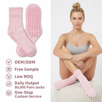 Chaussettes de yoga antidérapantes personnalisées en gros pour femmes, chaussettes de Pilates tricotées, chaussettes mi-mollet avec logo personnalisé OEM