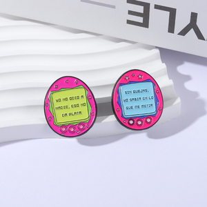 เข็มกลัดเคลือบลายคำคมภาษาสเปนน่ารักของ Tamagootchi คำว่า ไม่เกลียดใคร นั่นไม่ได้มีเงิน ของขวัญเครื่องประดับสำหรับเพื่อน - Product Image 2