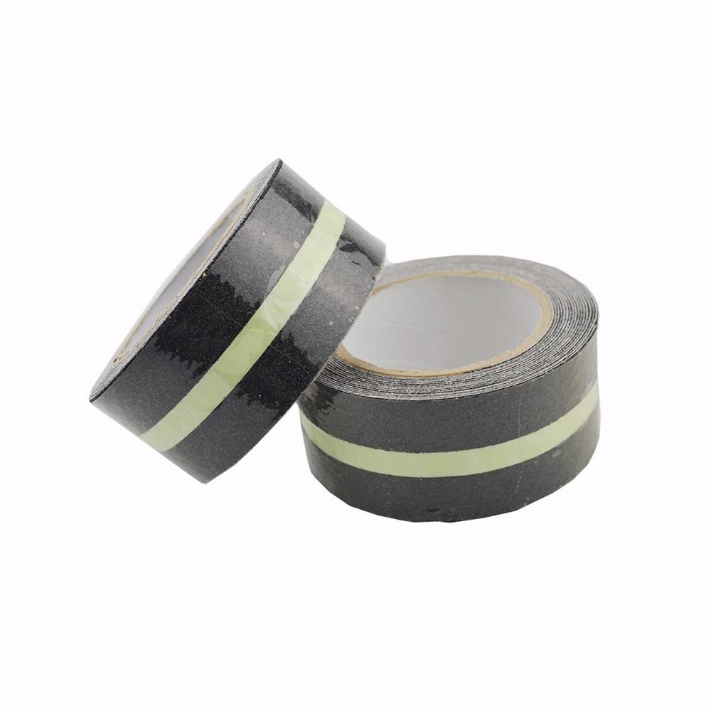 สีดำและสีเขียวอ่อน