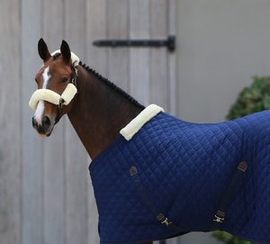 Couverture d'hiver pour cheval en velours polycoton de luxe personnalisée, imperméable, avec doublure en polyester doux pour utilisation en écurie - Product Image 3