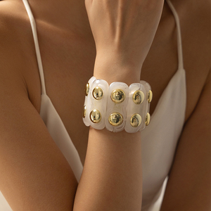 Brazalete Elástico de Acrílico Moderno y Grande para Mujer, Brazalete de Resina con Detalles de Tachuelas Doradas, Brazalete Audaz para Fiestas y Uso Diario - Product Image 2