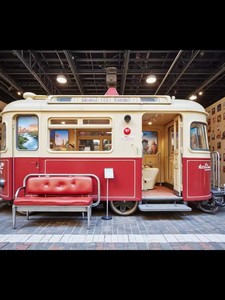 Grande Modello di Tram Cinese Retrò Rosso per Decorazione, Attrazione Turistica, Sfondo Fotografico e Simulazione Locomotiva - Product Image 3