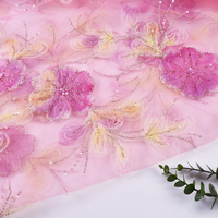 Tissu de dentelle de maille de paillettes de ruban de luxe brodé avec le tissu de dentelle perlée de fleurs 3D brodé