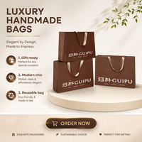 Fabrication sur mesure de sacs cadeaux de luxe en papier d'art de haute qualité, faits à la main, pour boutiques de vêtements, avec estampage à chaud et poignée en ruban.