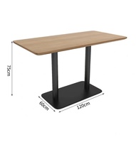 Tables et chaises de restaurant en bois massif avec un design moderne, une construction durable, des caractéristiques écologiques et un nettoyage facile