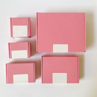 Boîtes d'expédition personnalisées en carton ondulé rose avec logo imprimé, modernes, luxueuses, écologiques, pour cosmétiques, vêtements et emballages.