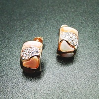 Boucles d'oreilles clous en argent 925 plaqué or avec perles roses et diamants CZ pavés pour femme
