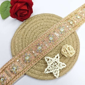 Fita Decorativa Multicolorida com Bordado Floral de Strass e Lantejoulas em Cordão Dourado para Saree, Casamento e Trajes Étnicos - Product Image 2