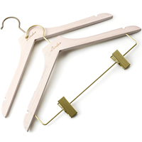 Cintre en bois de pin blanchi certifié FSC LINDON, avec logo personnalisé et accessoires en cuivre antique