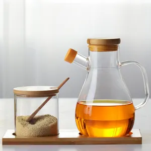 La cucina domestica sfusa usa una bottiglia di olio da cucina olivia in vetro trasparente con salsa di soia