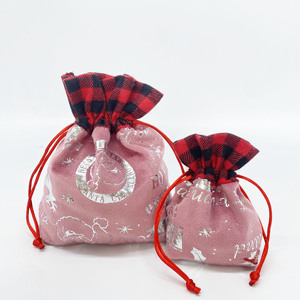 Sacs cadeaux en velours à carreaux de Noël personnalisés, sacs à cordon réutilisables, adaptés aux cadeaux de fête - Product Image 4