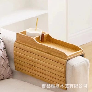 Bandeja de bambú para reposabrazos de sofá con portavasos, estante de almacenamiento plegable de madera para sala de estar y dormitorio - Product Image 5