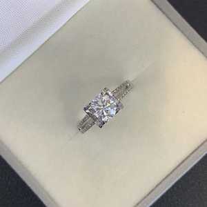 Bague de fiançailles à bande fendue en moissanite ronde de 1,00 ct |   Plaqué rhodium |   Bague éthique moderne certifiée IGI - Product Image 1