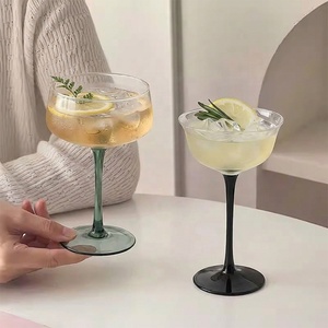 Coupe à vin personnalisable en verre soufflé à la main avec longue tige noire et bleue, élégante, pour champagne et cocktails - Product Image 4