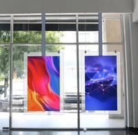Écrans numériques publicitaires suspendus à haute luminosité 3000 Nits, affichage LCD orienté vers la fenêtre
