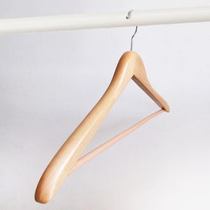 Ganchos resistentes de madera natural cóncava de 20 mm con acabado cromado para lavanderías comerciales, fabricante de perchas de alta resistencia. - Product Image 3