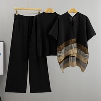 Nouvelle Collection Automne 2026 – Ensemble 3 Pièces en Maille Chevron pour Femme : Cape, Haut Côtelé et Pantalon Large – Tenue Élégante et Imposante Couleur Tan – Vente en Gros