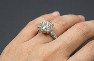 Anillo de platino con diamantes cultivados en laboratorio certificados, elegante joyería fina para mujer con un diseño moderno y elegante para compromiso y uso diario. - Product Image 4