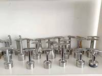 Balustrade moderne en acier inoxydable avec verre, finition poli miroir, support de fixation au sol pour escaliers et bureaux