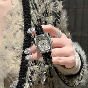 Reloj de mujer con esfera pequeña en forma de tonel, completamente incrustado de diamantes, elegante, exquisito, pequeño, con diamantes incrustados, resistente al agua. - Product Image 5