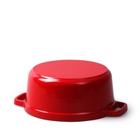 Ensemble de casseroles modernes en fonte émaillée, cocotte et faitouts pour la cuisson de pâtes à la sourde et de soupes