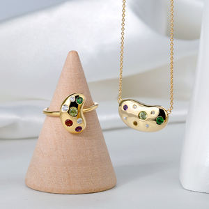 Collana con Pendente Raffinato a Forma di Fagiolo con Zircone Bianco, Ametista, Topazio Giallo e Peridoto Incastonati in Vari Colori - Product Image 1