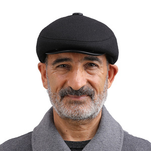 หมวกไหมพรมสำหรับผู้ชาย หมวกทรงแบนสำหรับฤดูหนาว พร้อมที่ปิดหู ซับในขนแกะ สีเทา สีดำ ลายตารางหมากรุก สำหรับผู้ชายวัยกลางคนและผู้สูงอายุ - Product Image 5