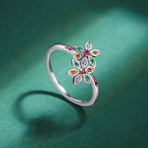 Anello alla Moda con Fiori Colorati, Design Floreale Minimalista, Gioiello Elegante da Indossare Ogni Giorno per Donne - Product Image 1