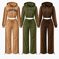 Ensemble deux pièces pour femme en molleton épais 350 GSM, comprenant un sweat à capuche court zippé et un pantalon large, avec empiècements léopard, idéal pour l'hiver.