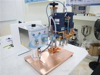 Machine de capsulage semi-automatique de table compacte en acier inoxydable pour bouteilles en verre, plastique et PET avec scellage de bouchons à vis