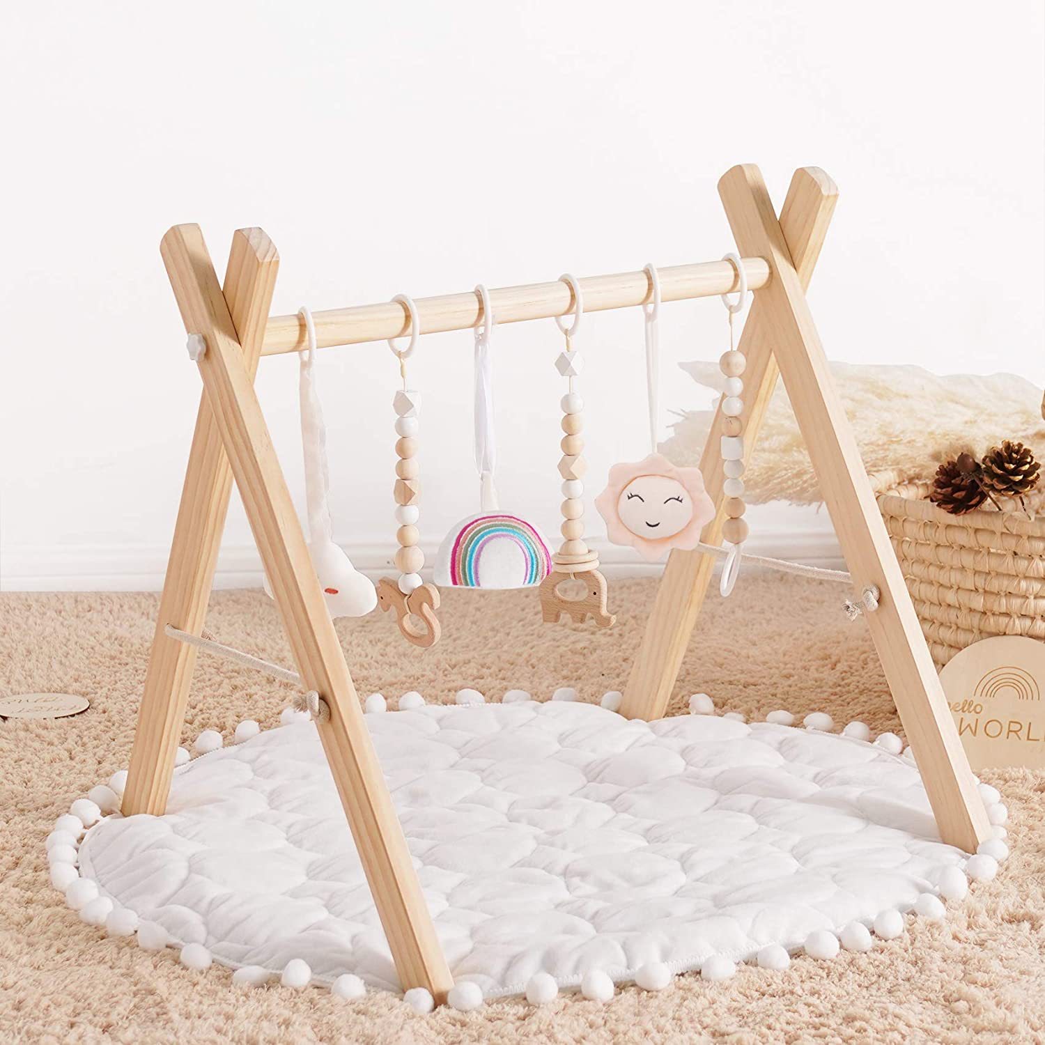 Cadre en bois avec jouets suspendus