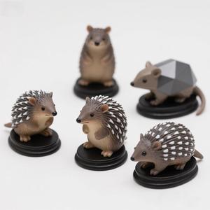Estatuilla y escultura de resina Echidna, estatua de poliresina Espinosa pintada a mano, decoración de mesa de Vida Silvestre australiana - Product Image 1