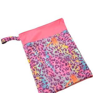 Sac humide de <span class=keywords><strong>couche</strong></span> de tirette de tissu imperméable de bébé lavable - Product Image 2