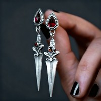 Boucles d'oreilles pendantes tendance en alliage en forme d'épée avec accent rubis pour hommes, femmes, unisexe, style gothique, accessoire de mode
