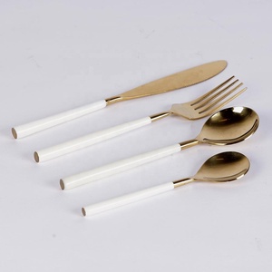 Ensemble lave-vaisselle plaqué or PVD à manche filaire en acier inoxydable royal et couverts sans danger pour les aliments dans une boîte cadeau - Product Image 2