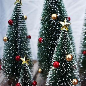 Mini arbre artificiel, petit sapin de Noël en brosse à bouteille avec boules colorées, guirlande de Noël miniature de bureau - Product Image 2