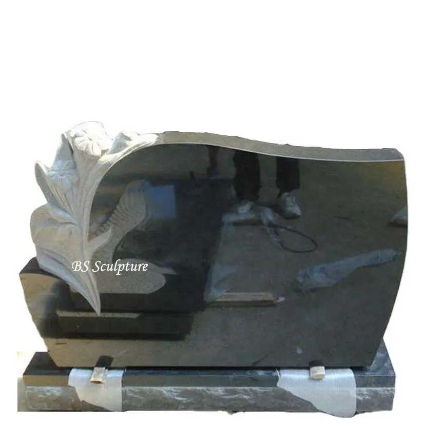 Tomb conmemorativo de piedra Tombstone negra personalizada, con flores de mármol de piedra blanca