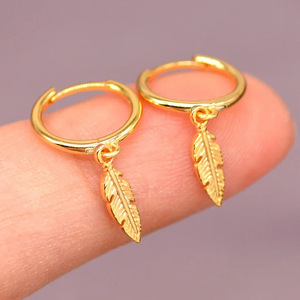 Orecchini a Cerchio IICARIE in Oro con Ciondolo a Foglia, Gioielli Unisex in Lega di Zinco - Product Image 3