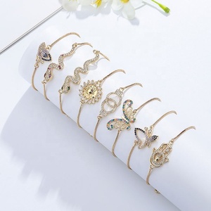Pulsera de Cadena Ajustable de Latón Chapado en Oro con Dijes de Mariposa, Girasol y Circonita Cúbica, Elegante y Moderna, Regalo de Moda - Product Image 2