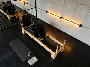 Tabla Deslizante Resistente con Diseño Personalizado Ajustable, Sistema de Bandas de Resistencia con Barra de Pie Multiposición para Pilates Reformer de Roble - Product Image 4