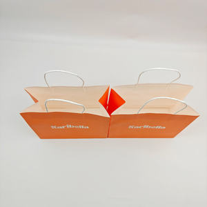 Sacs en carton recyclables personnalisés avec poignée longue, impression sérigraphique, taille et couleur personnalisables pour l'emballage de vêtements et de chaussures - Product Image 5