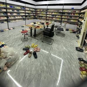 Sandales fermées antidérapantes pour hommes, style <span class=keywords><strong>crocs</strong></span>, pour l'intérieur, la maison, l'extérieur et la plage, collection été 2025, vente en gros, fabrication OEM - Product Image 3