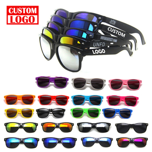 Lunettes de soleil personnalisées OEM <span class=keywords><strong>2022</strong></span> avec logo, verres de protection UV 400, lunettes de soleil tendance en <span class=keywords><strong>PC</strong></span>, promotion pour hommes et femmes, lunettes de soleil de protection - Product Image 1