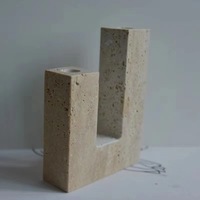 Bougeoirs en marbre en pierre de travertin beige pour la décoration intérieure