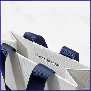 Sacs en kraft blancs aseptiques de luxe, faits à la main, écologiques, avec ruban, logo personnalisé en relief, imprimé offset, pour vêtements, fourrures, cadeaux - Product Image 3