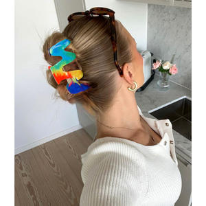 Pinces à cheveux requin en PVC dégradé arc-en-ciel pour femmes - Taille moyenne, antidérapantes, pour adolescentes et adultes - Product Image 2