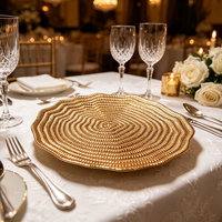 Assiettes de mariage rouges Woju, assiettes de présentation en plastique électroplaqué avec un design ondulé pour les événements de restauration et la décoration de table de cérémonie