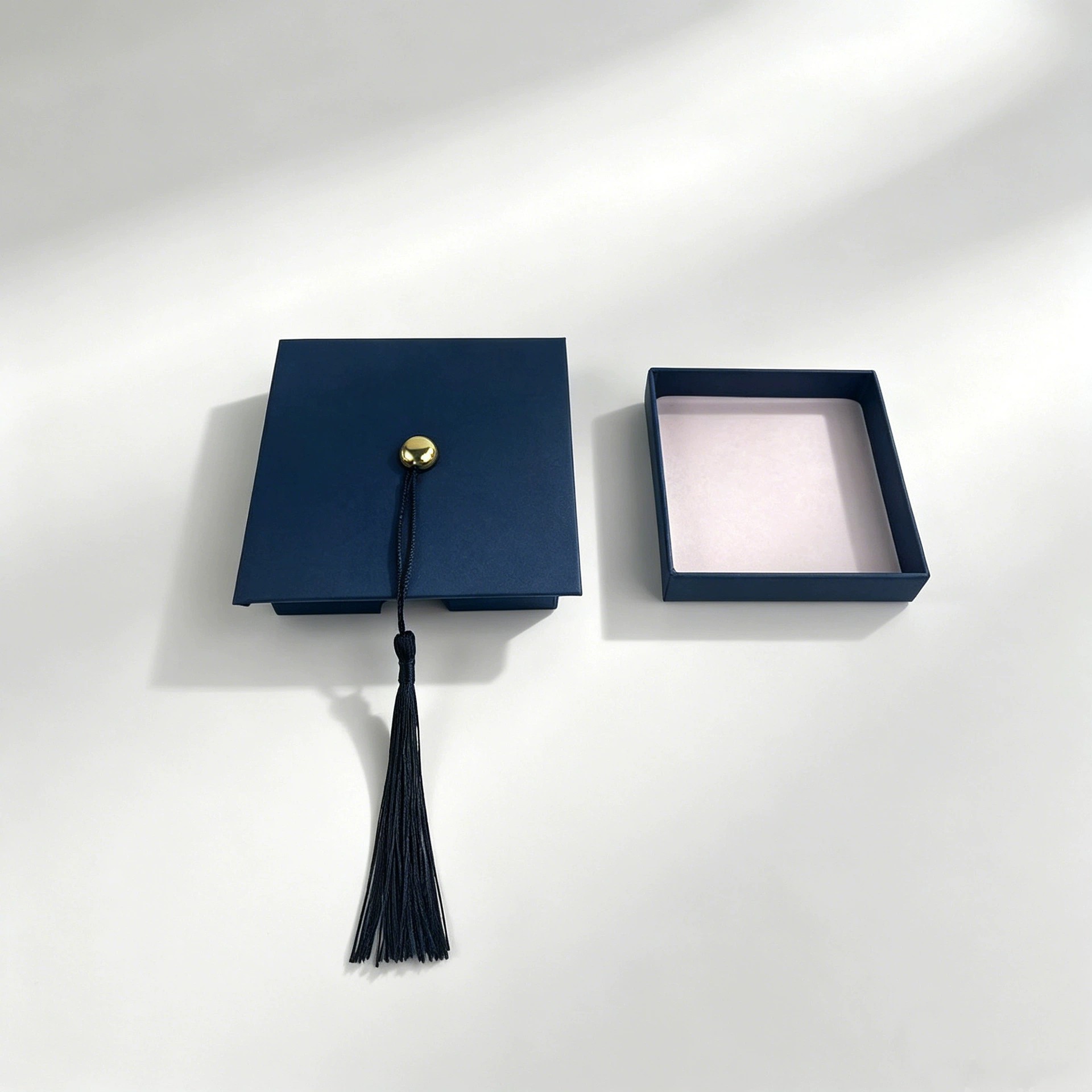 Caja azul + borla negra